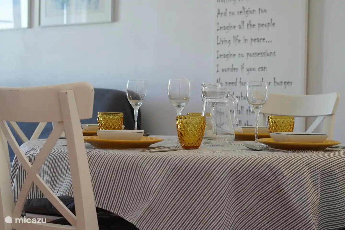 Ensemble de table à manger.