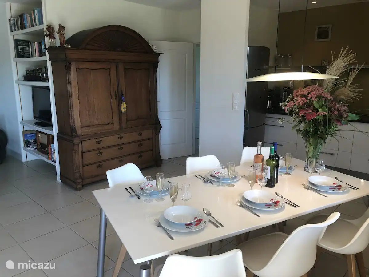 The living area boasts a truly authentic 'Drents bow cabinet', also known as a 'pastor's cabinet'. This unique, antique cabinet is made of oak and at the top of the cabinet is a round arch with a rising sun cut into the hood.