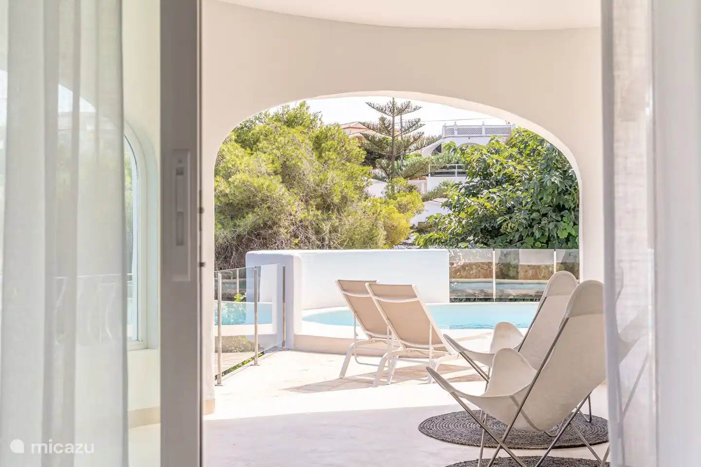 Terraza con acceso desde el pasillo y desde el dormitorio 3