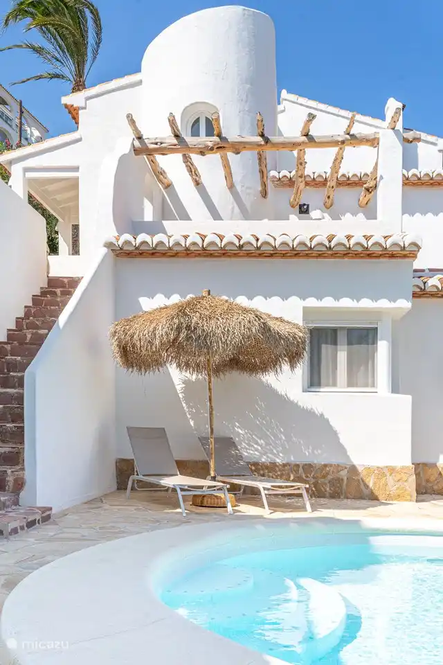 Piscina con 8 tumbonas