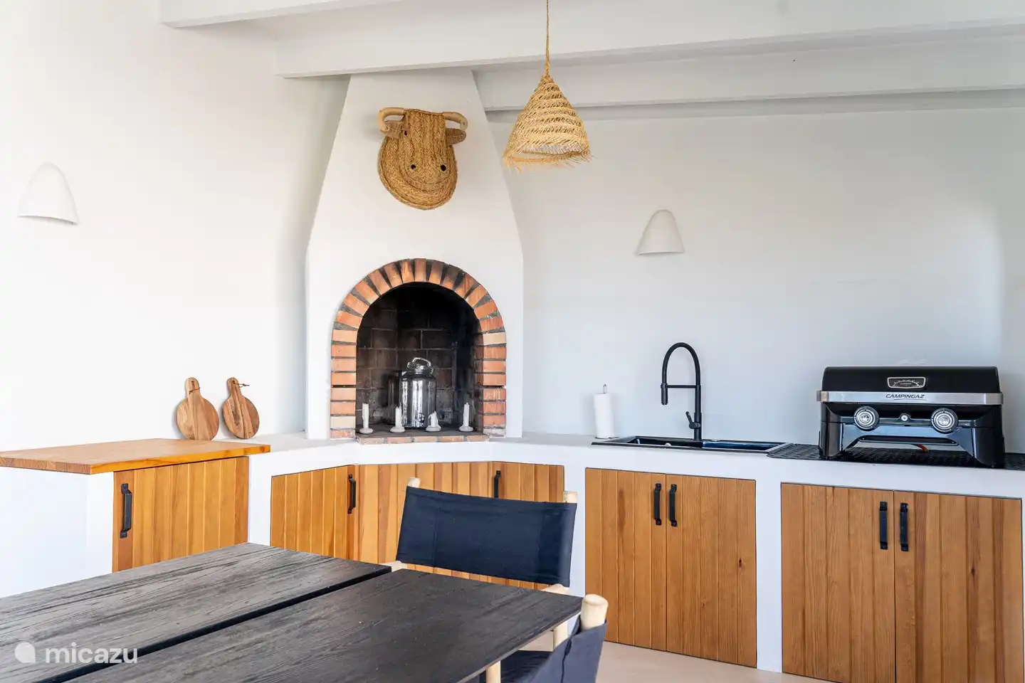 Cocina al aire libre con barbacoa