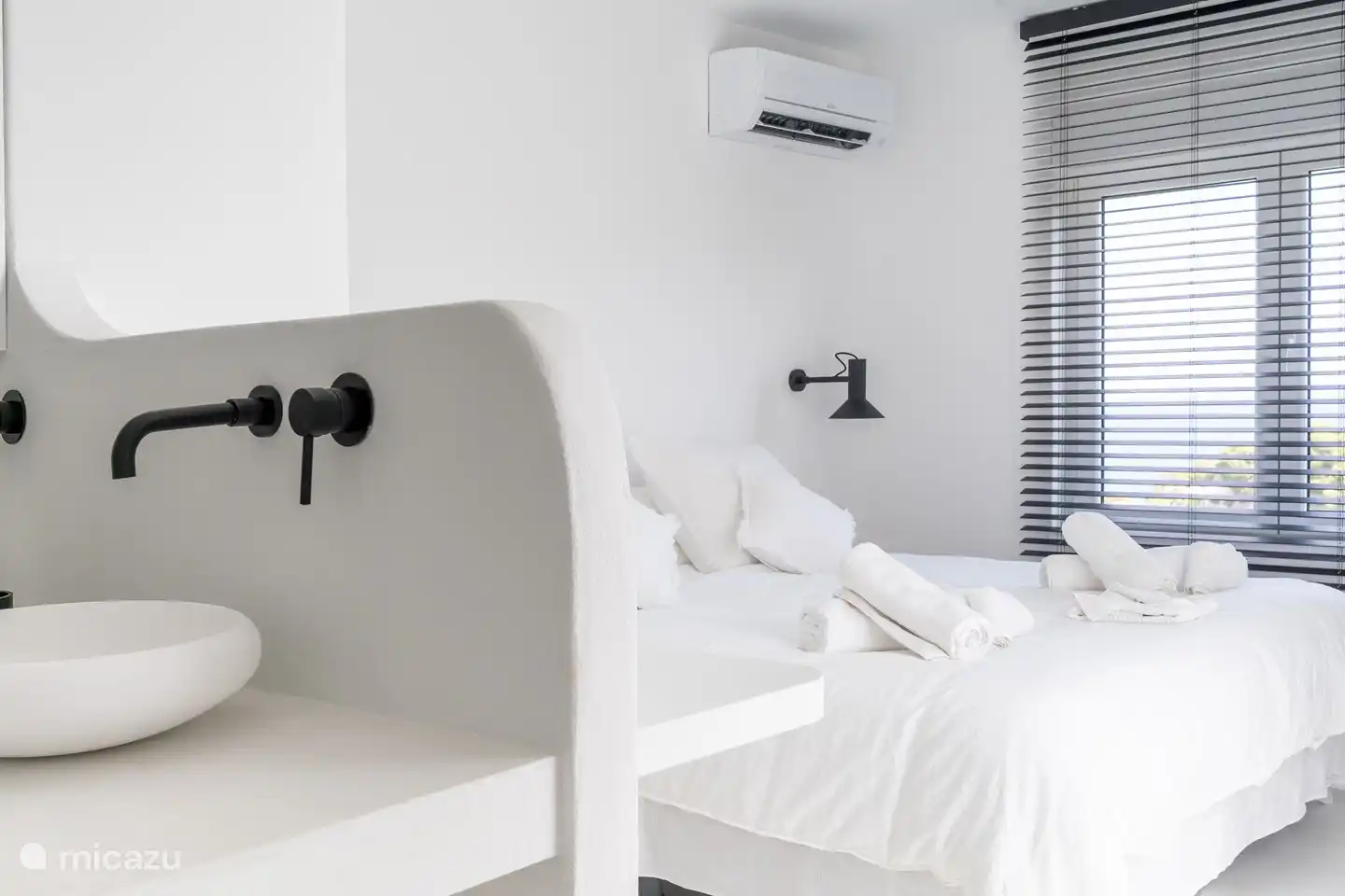 Dormitorio principal con baño en suite y terraza privada