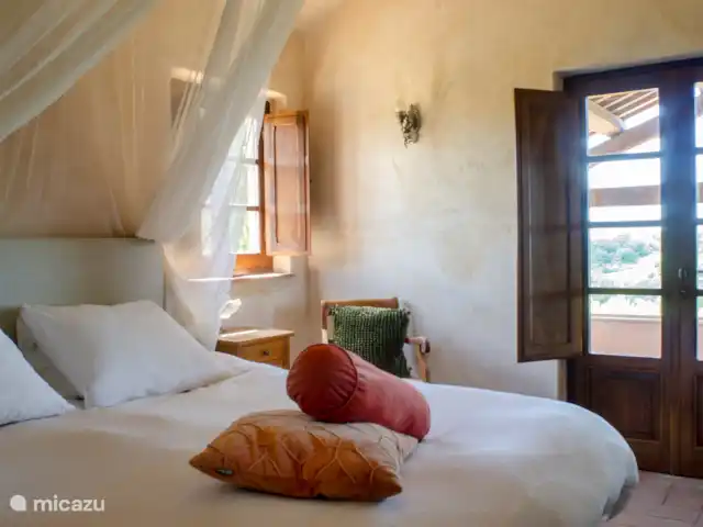 Casa Bellance | Italie, Le Latium, Tarano - villa Chambre principale au 1er étage avec salle de bain et terrasse couverte