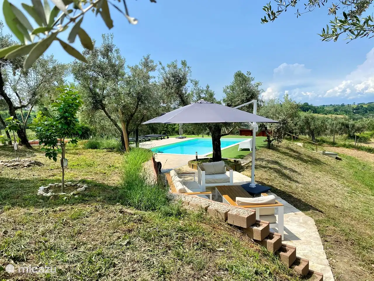 Hermosa vista desde el hermoso juego de salón.