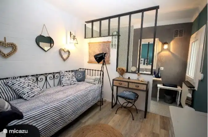 Nautical bedroom with shower