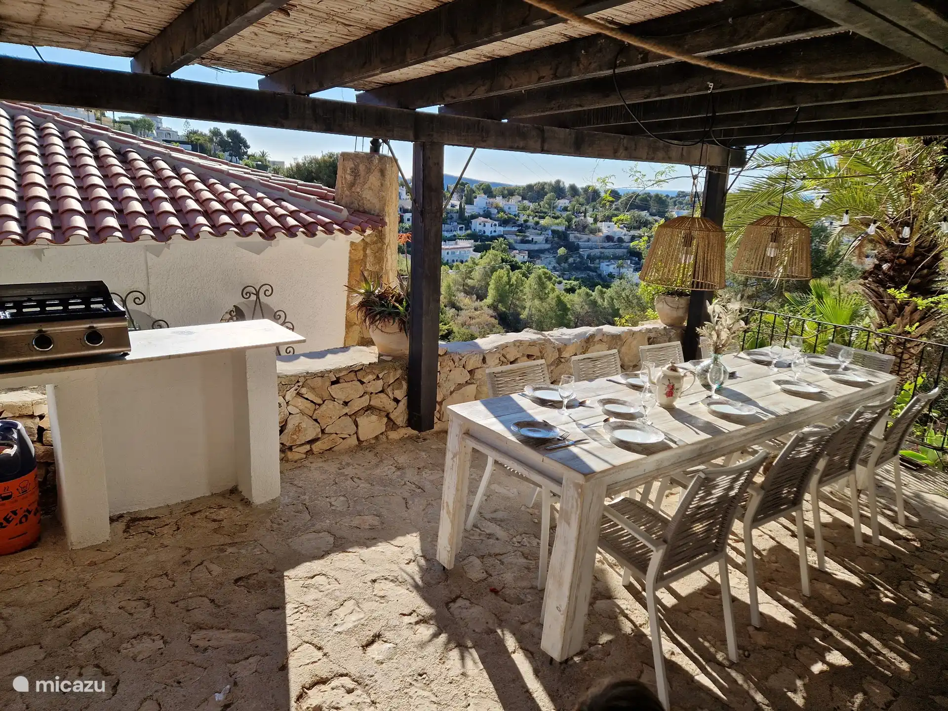 Covered terrace with gas BBQ, with large table and nice chairs. With fantastic views of the valley and sea view