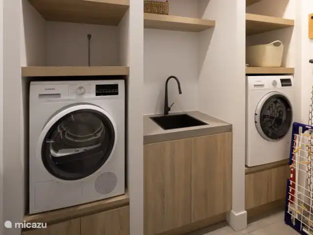 Lamar Villas Penthouse Fidji | Curaçao, Banda Ariba (est), Jan Thiel - penthouse Buanderie avec lave-linge, sèche-linge et matériel de repassage