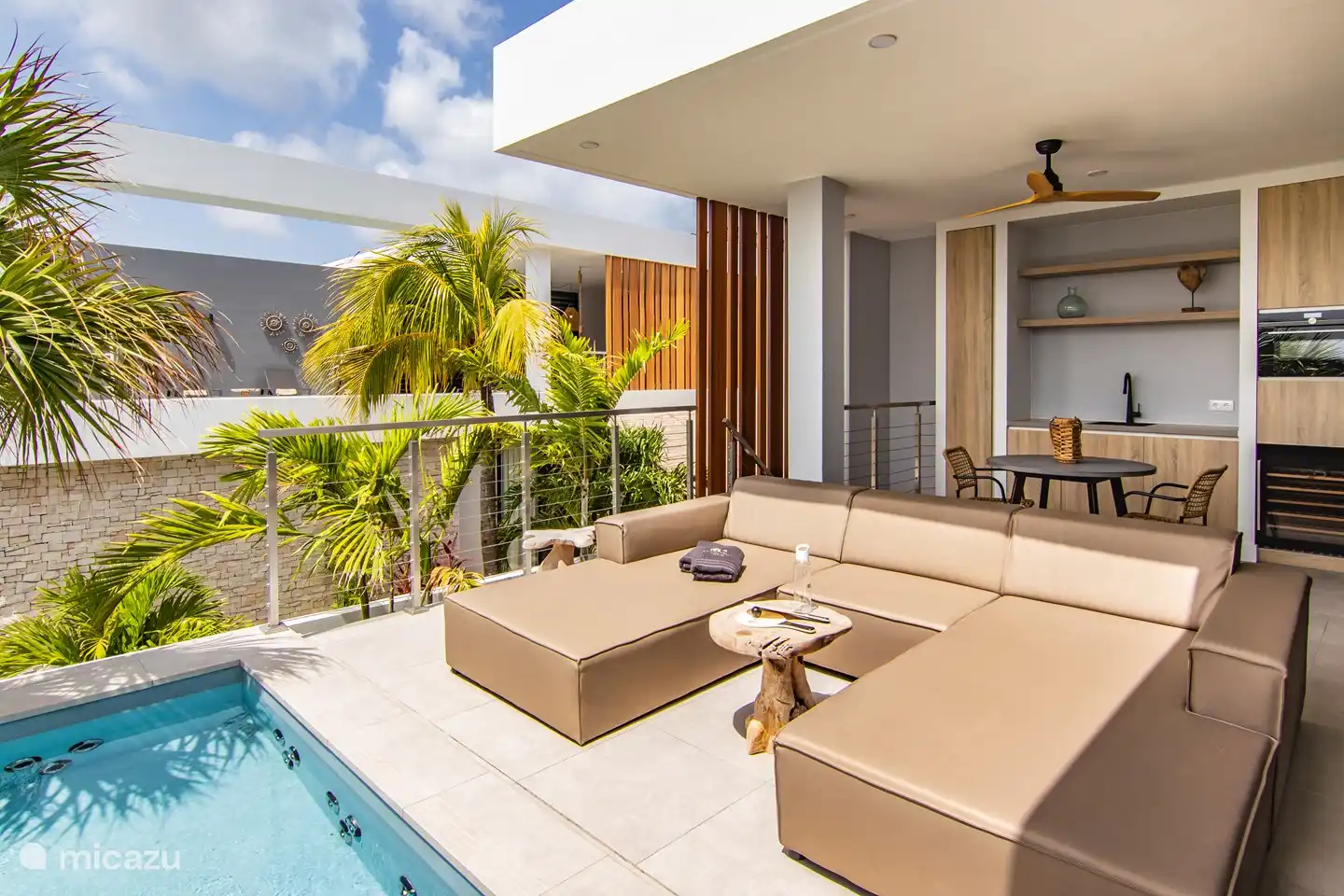 Außenküche am Pool mit Weinkühler, Kühlschrank und Mikrowelle