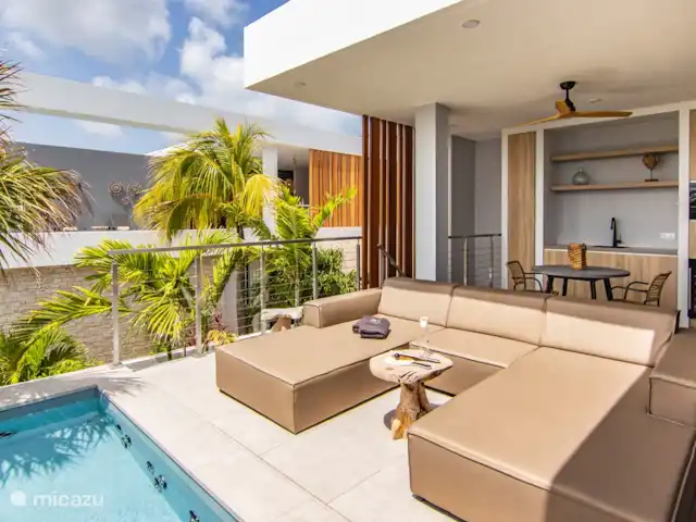Lamar Villas Appartement de luxe Fidji | Curaçao, Banda Ariba (est), Jan Thiel - appartement Cuisine extérieure au bord de la piscine comprenant cave à vin, réfrigérateur et micro-ondes combiné