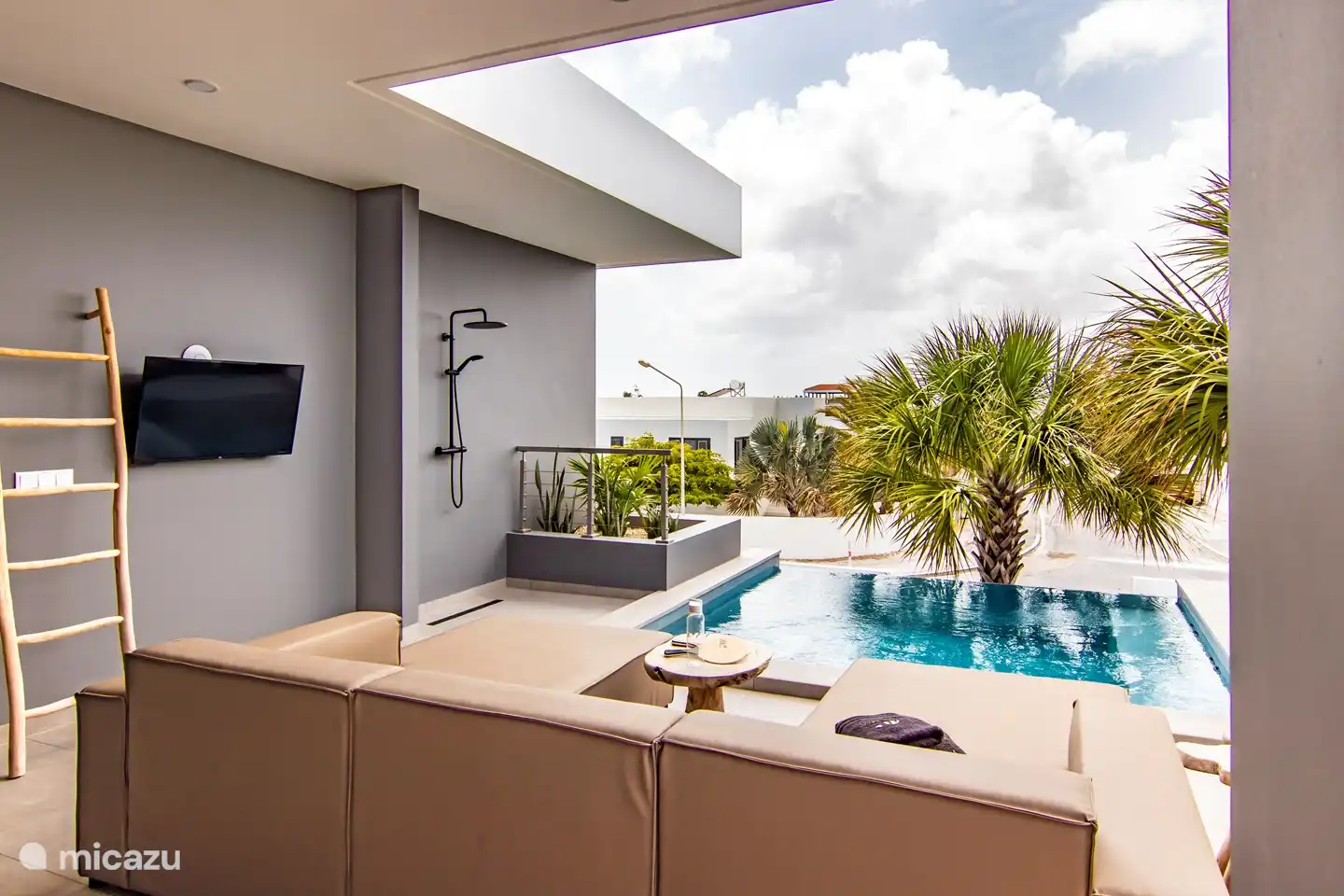 Terrasse mit Pool im ersten Stock.