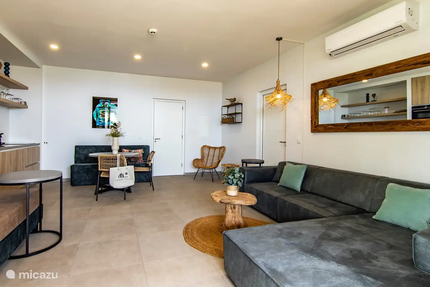 Wohnzimmer mit offener Küche