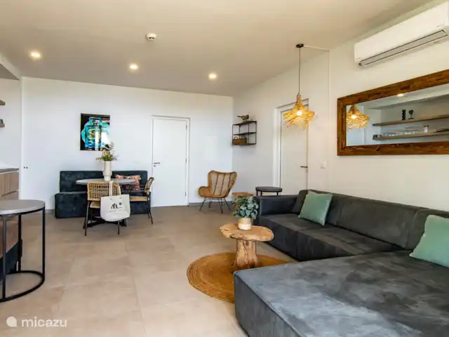 apartamento en Curazao, Banda Arriba (este), Jan Thiel – Villas Lamar 2/4pers. ap Fiyi Salón con cocina abierta