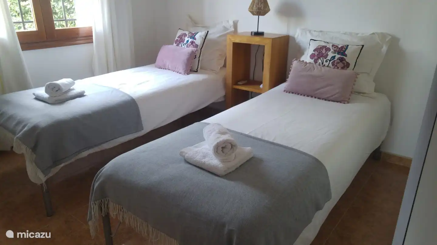 Schlafzimmer 2 mit Badezimmer inkl. ebenerdiger Dusche