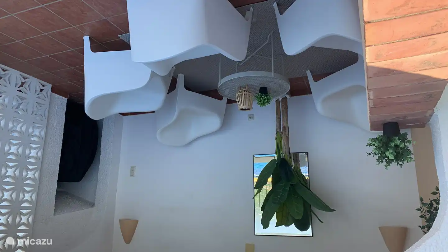 Überdachter Sitzbereich mit Grill am Pool.