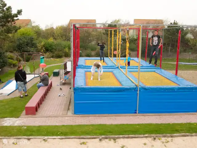 Étoile de mer 325 | Pays-Bas, Hollande du Nord, Julianadorp aan Zee - bungalow Sautez sur les trampolines.