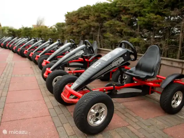 Étoile de mer 325 | Pays-Bas, Hollande du Nord, Julianadorp aan Zee - bungalow Aussi amusant pour les enfants, belles croix sur 1 des karts à pédales.