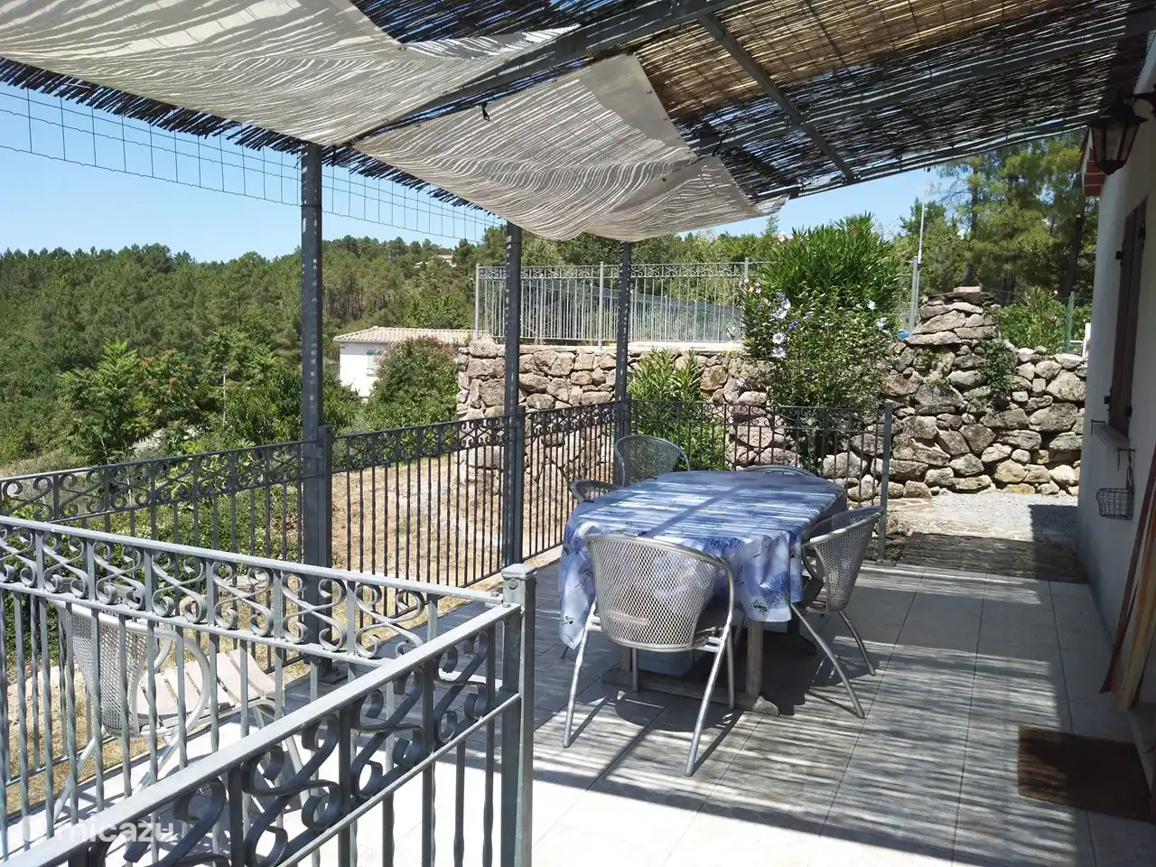 überdachte Terrasse