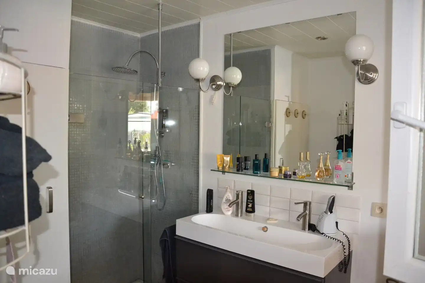 1 des 3 salles de bain (ici avec WC, lavabo et douche)