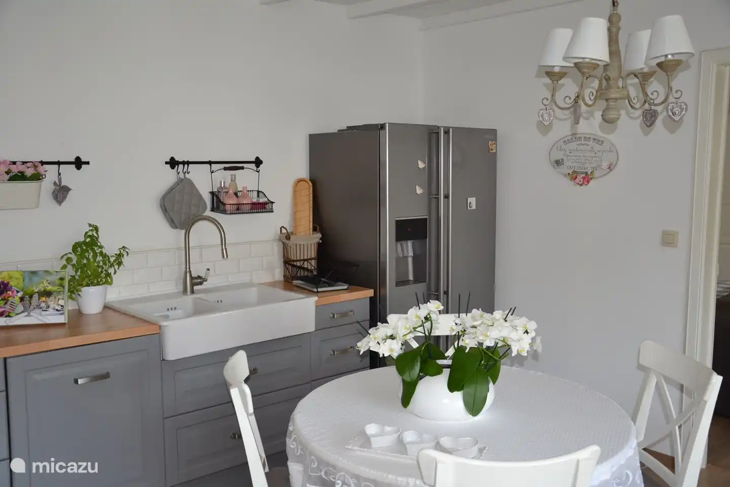 La cuisine dans le séjour avec frigo américain.