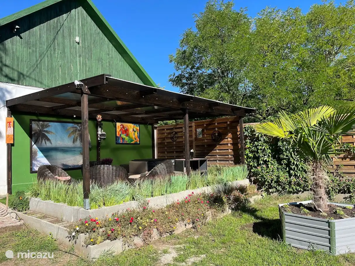 Neuer Baldachin mit Sitzecke und Spa für 6 Personen.