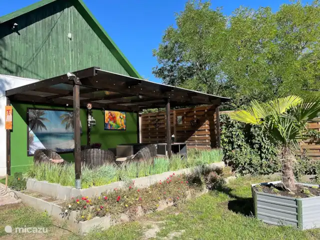 boerderij huren in Hongarije, Jász-Nagykun-Szolnok, Jászszentandrás – tanya 'Anouschka' Nieuwe overkapping met zithoek en 6 persoons spa.