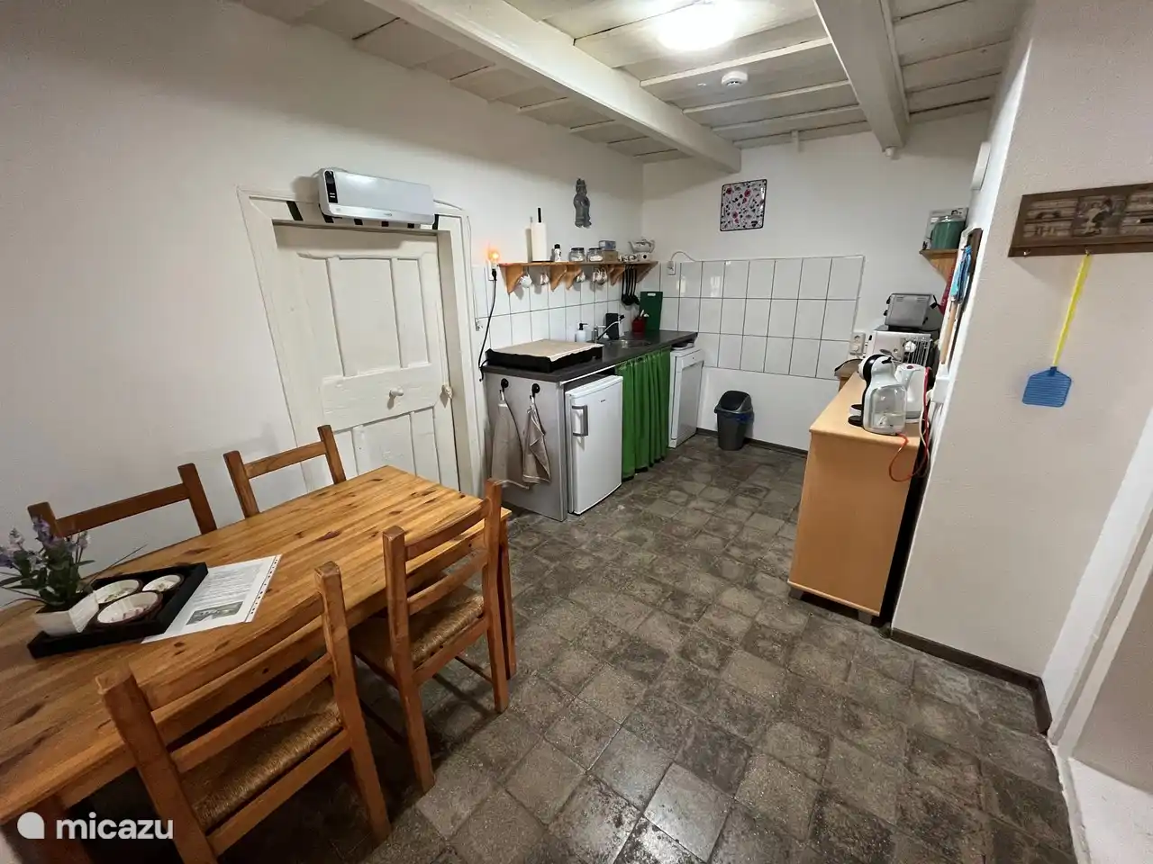 Küche mit originalem Boden, Decke und Türen aus dem Jahr 1850