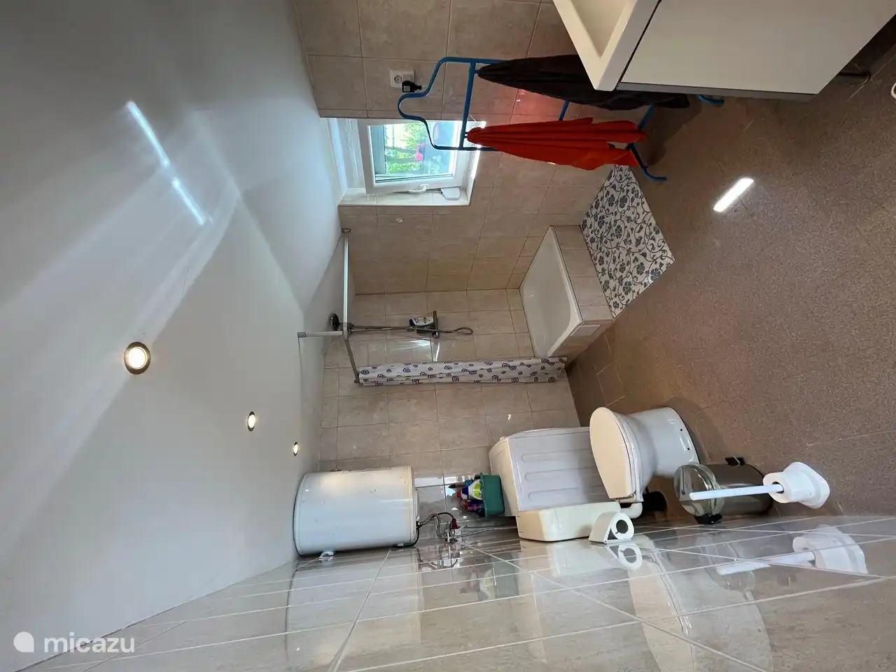 Badezimmer mit Waschmaschine