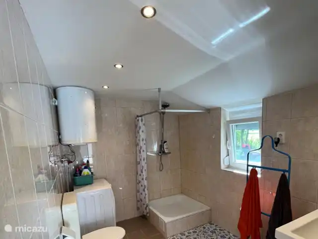 boerderij huren in Hongarije, Jász-Nagykun-Szolnok, Jászszentandrás – tanya 'Anouschka' Badkamer met wasmachine