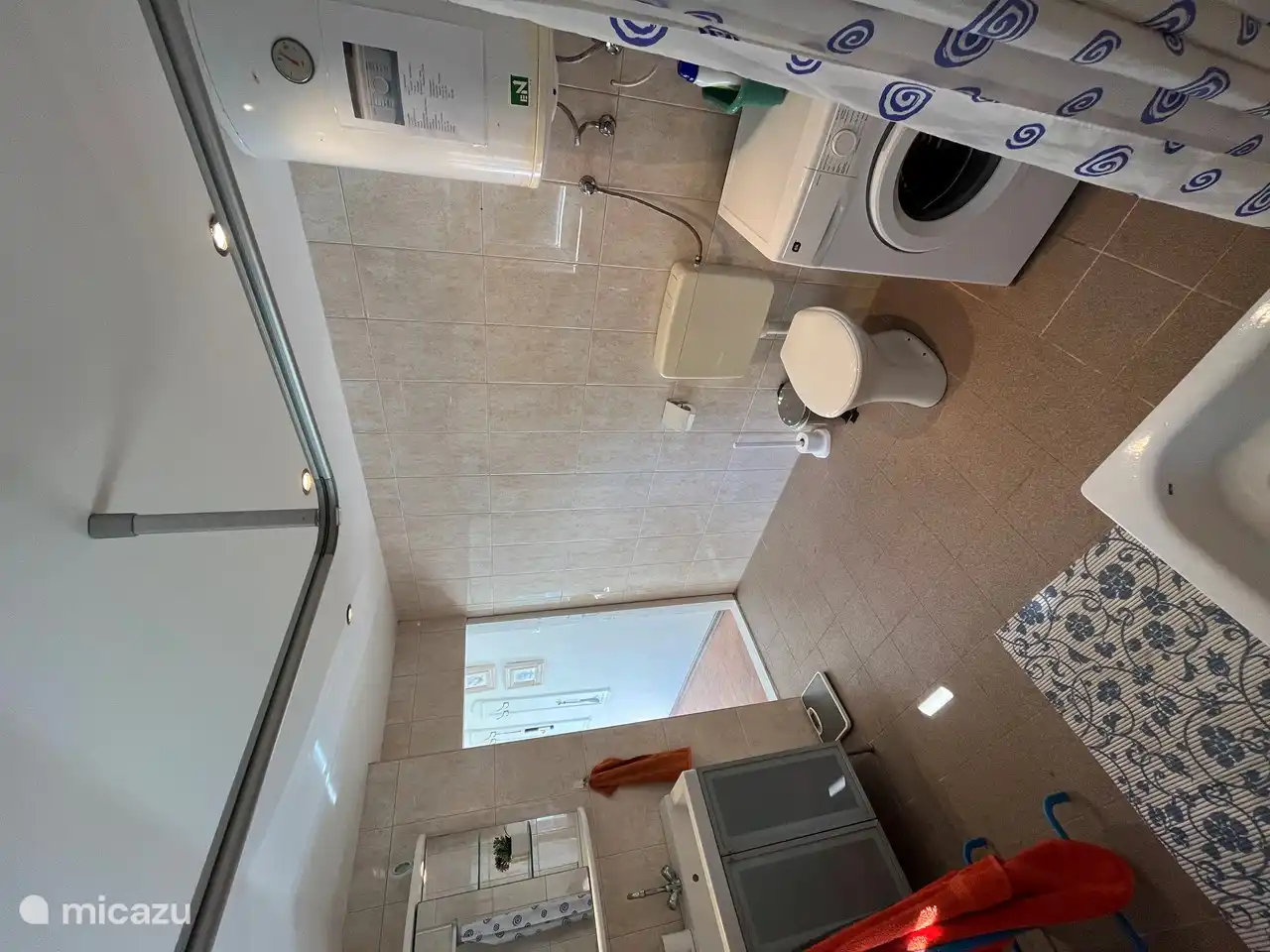 Badezimmer mit Waschmaschine