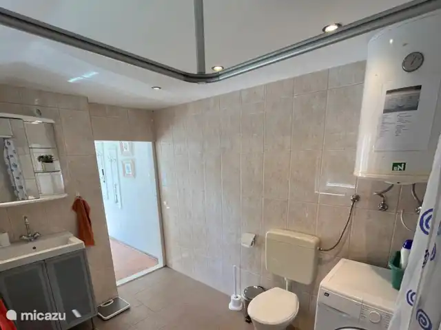 boerderij huren in Hongarije, Jász-Nagykun-Szolnok, Jászszentandrás – tanya 'Anouschka' Badkamer met wasmachine