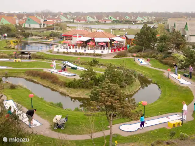 Perle de plage 282 | Pays-Bas, Hollande du Nord, Julianadorp aan Zee - bungalow Belle après-midi de mini-golf puis un verre/snack au restaurant adjacent.