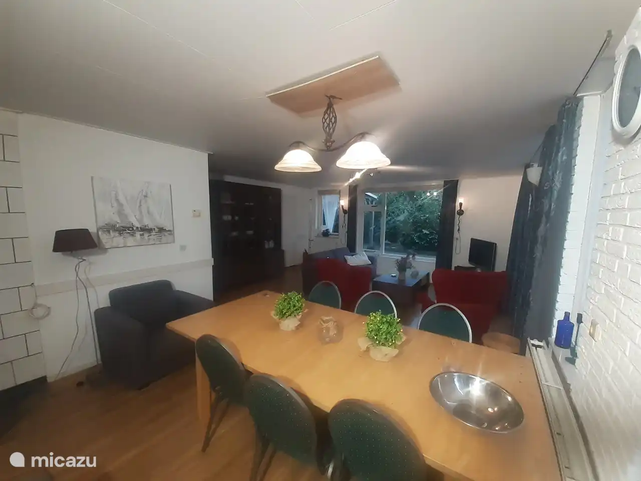 Spacious living room table can be enlarged to 10 people