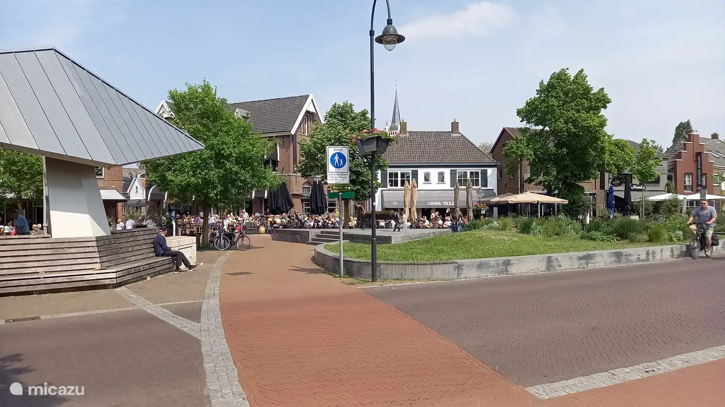Volle terrassen op de markt in Ommen