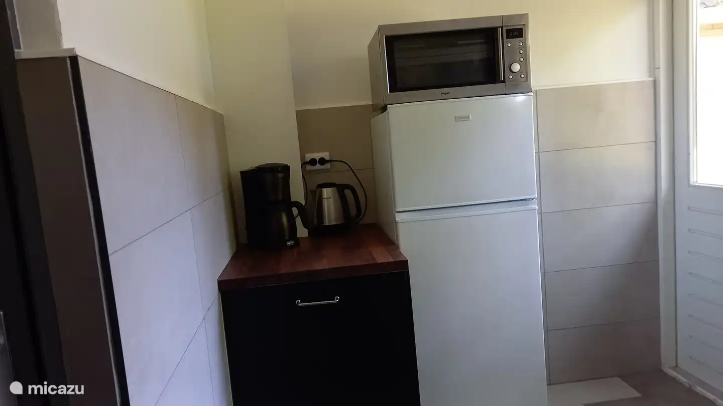 Grote koelkast met vriezer en een afwasmachine