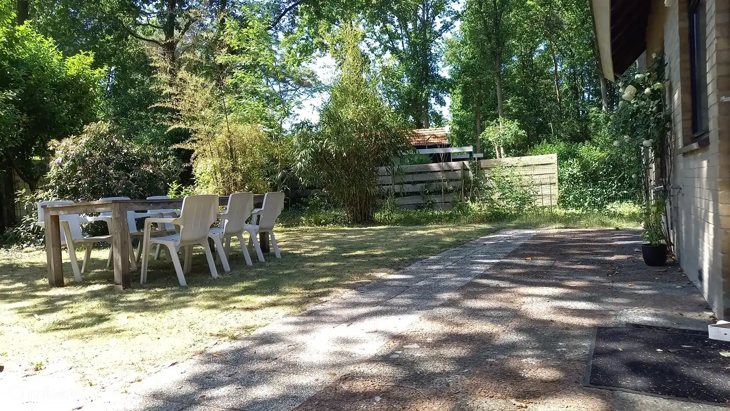 De achtertuin is volledig omheind