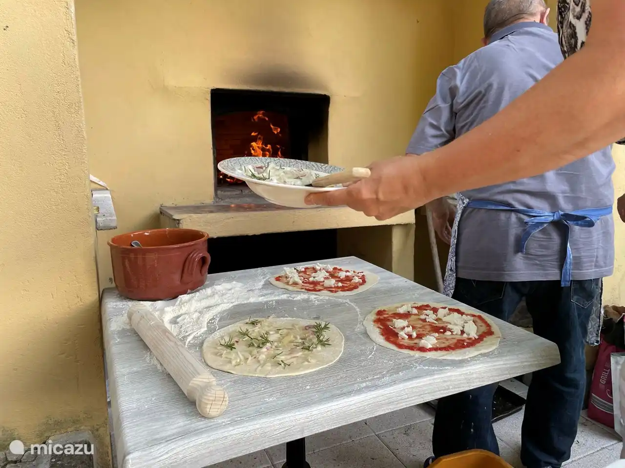 The outdoor oven for preparing pizza, bread, pies, cakes, biscuits, for example.