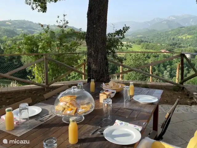 Maison de campagne Incanto dei Sibillini | Italie, Marche, Cessapalombo - villa Terrasse à côté du four extérieur avec vue sur le versant nord des monts sibillini.