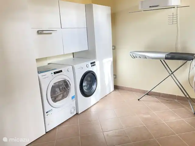 Maison de campagne Incanto dei Sibillini | Italie, Marche, Cessapalombo - villa Buanderie avec lave-linge, sèche-linge, table et fer à repasser