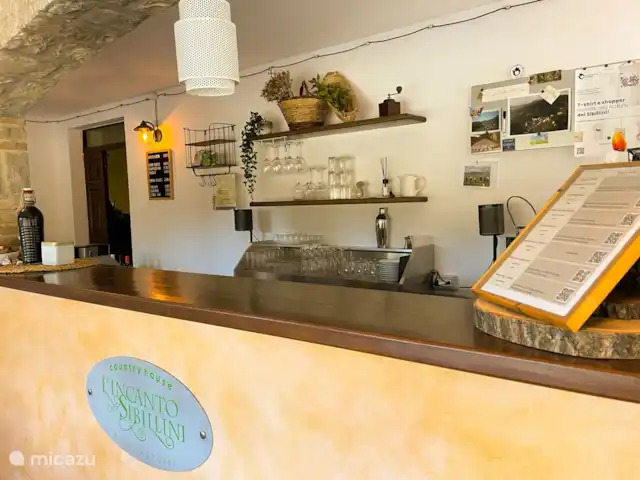 Maison de campagne Incanto dei Sibillini | Italie, Marche, Cessapalombo - villa Bar avec machine à expresso, cafetière et bouilloire. Il y a un réfrigérateur de bar spacieux sous le bar.
