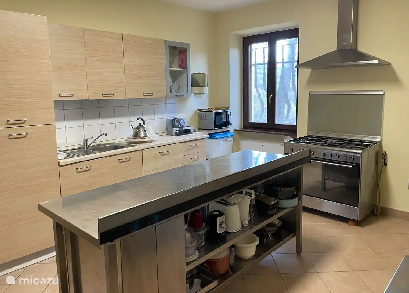 Kitchen equipped with oven, 4 gas burners, fridge-freezer, dishwasher, food processor and slicer, juicer.