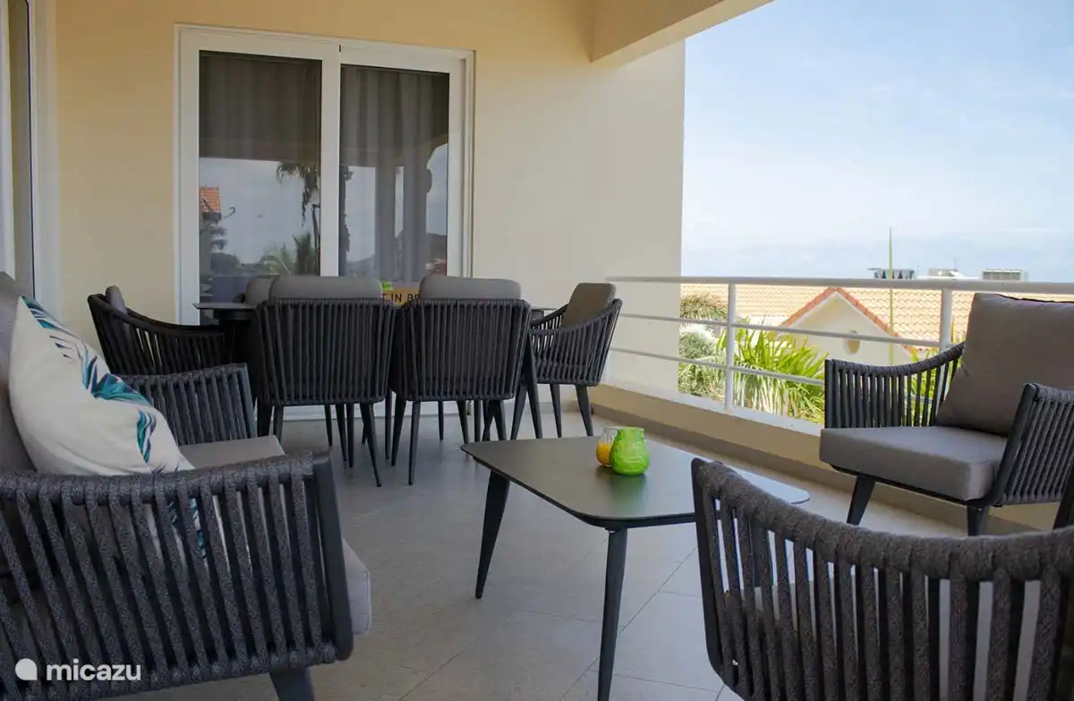 Una hermosa terraza cubierta con una vista fantástica del océano. Puede disfrutar de esto ampliamente mientras cena o se relaja en el salón.