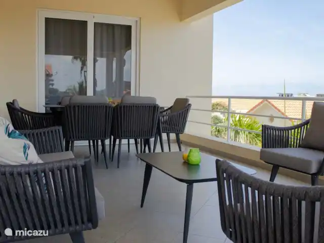 Kas Kantu de Laman | Curaçao, Curaçao-Centre, Piscadera - appartement Une belle terrasse couverte avec une vue fantastique sur l'océan. Vous pouvez en profiter pleinement tout en dînant ou en vous relaxant dans le salon.