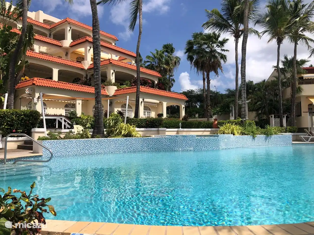 Piscina comunitaria a poca distancia en el parque