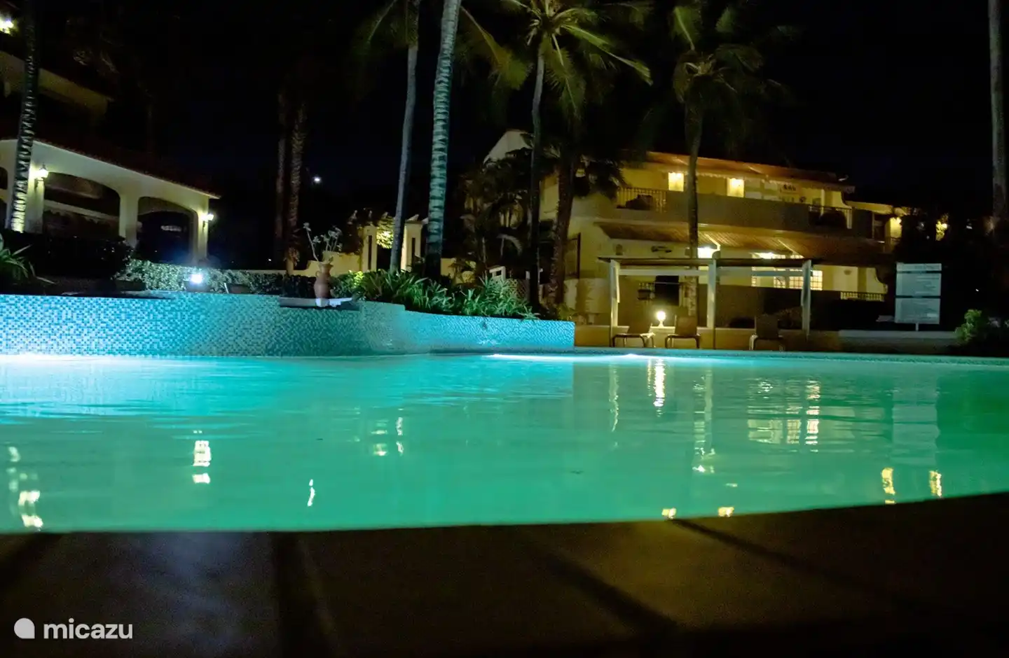 piscina de noche
