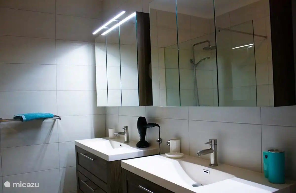 Hay un baño grande en los 2 amplios dormitorios.