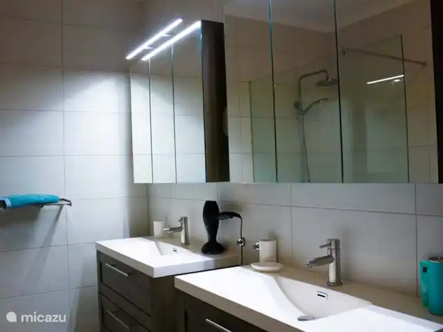 Kas Kantu de Laman | Curaçao, Curaçao-Centre, Piscadera - appartement Il y a une grande salle de bain dans les 2 chambres spacieuses.