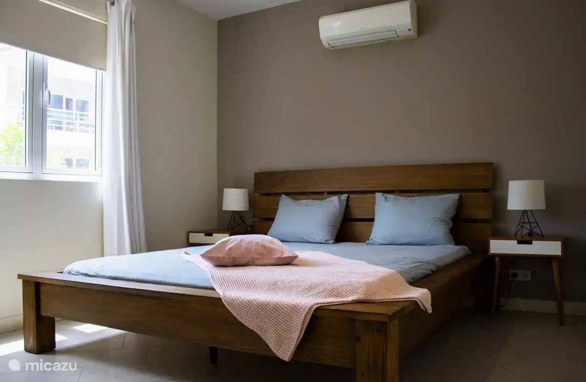 El amplio dormitorio principal se encuentra en la parte delantera.
Este dormitorio tiene una cama doble grande, mucho espacio de almacenamiento, caja fuerte, baño privado con inodoro, aire acondicionado y ventilador.