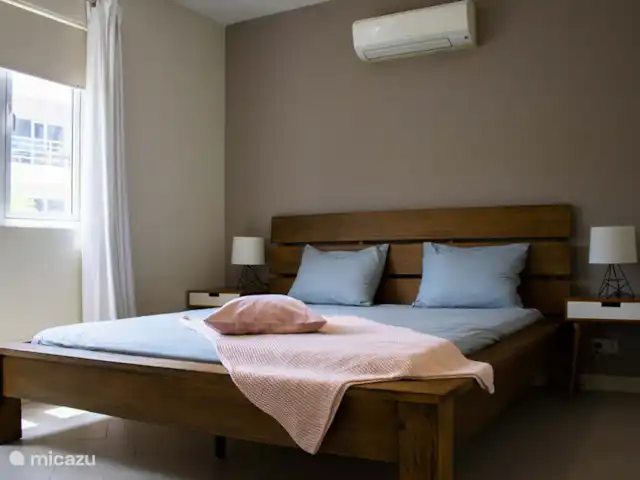 Kas Kantu de Laman | Curaçao, Curaçao-Centre, Piscadera - appartement La spacieuse chambre des maîtres est située à l'avant.
Cette chambre dispose d'un grand lit double, de nombreux rangements, d'un coffre-fort, d'une salle de bain privative avec WC, de la climatisation et d'un ventilateur.
