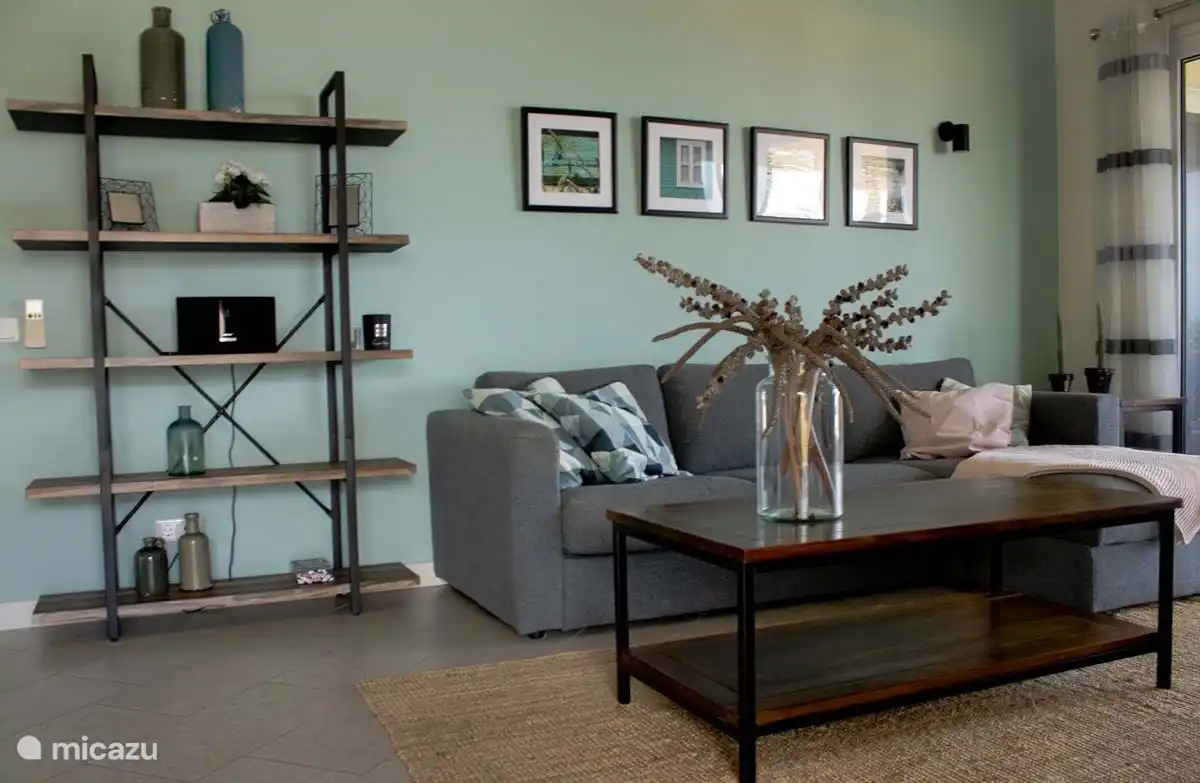 Amplio espacio abierto con fantásticas vistas y grandes puertas corredizas a la terraza, hermosa sala de estar, aire acondicionado, ventilador de lujo, TV de pantalla plana, WiFi rápido.