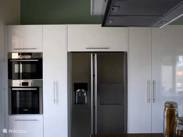 Kas Kantu de Laman | Curaçao, Curaçao-Centre, Piscadera - appartement Une cuisine entièrement équipée avec de nombreux rangements, réfrigérateur américain, four, micro-onde, plaque à induction avec hotte aspirante et un lave-vaisselle.